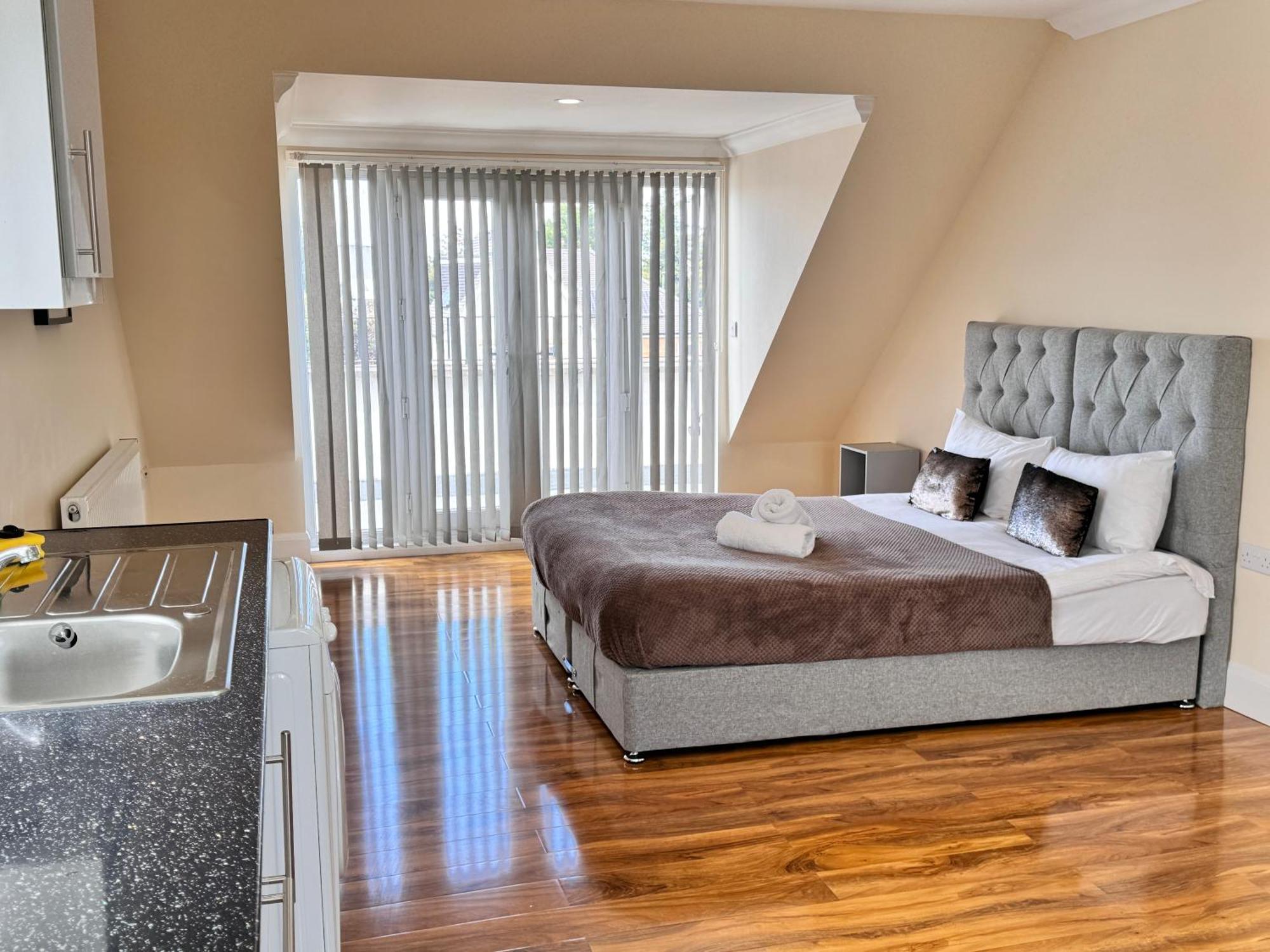 Relaxing Airport Rooms Stanwell Exterior foto