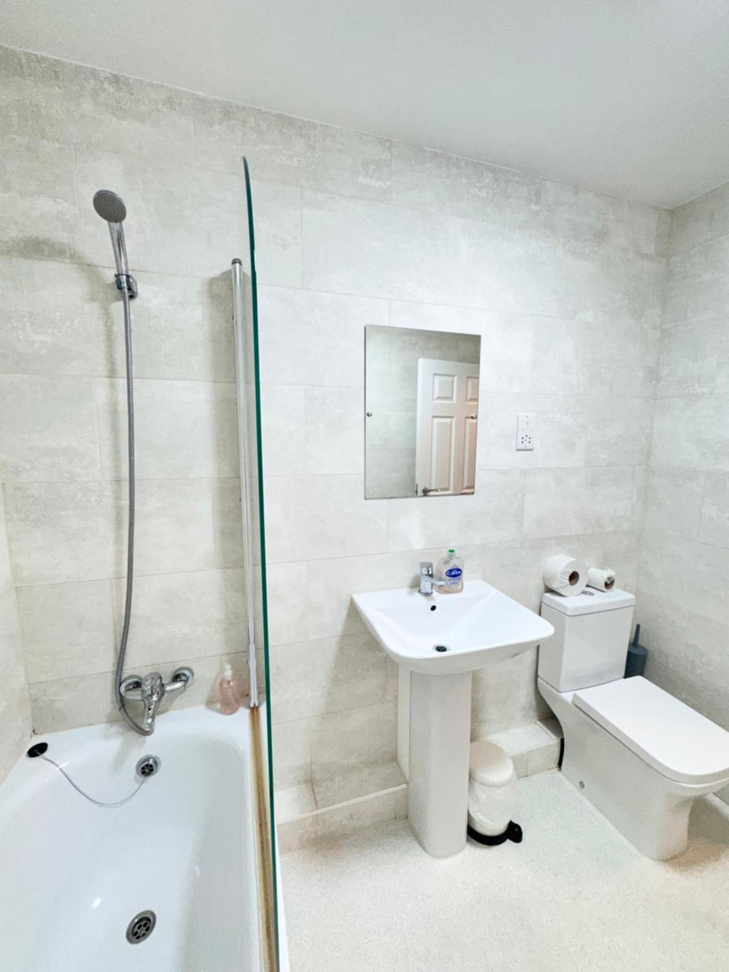 Relaxing Airport Rooms Stanwell Exterior foto